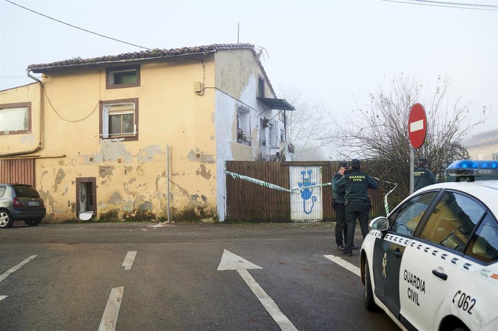 Archivo - Guardias civiles en la vivienda donde vivían una mujer y su hija asesinadas presuntamente por su expareja y padre, a 18 de diciembre de 2021, en Liaño de Villaescusa, Cantabria (España).