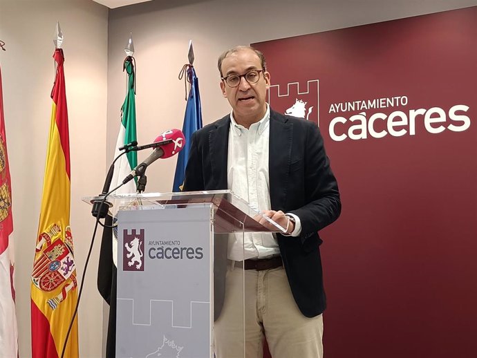 Rafael Mateos, alcalde de Cáceres, en rueda de prensa