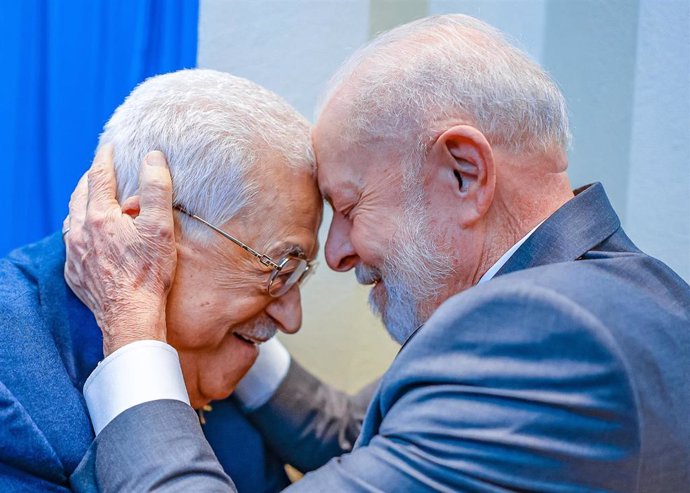 Archivo - El presidente de la Autoridad Palestina, Mahmoud Abbas, y el de Brasil, Luiz Inácio Lula da Silva.