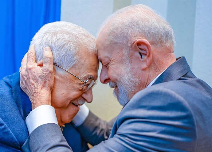 Archivo - HANDOUT - 25 September 2024, US, New York: Brazilian President Luiz Inacio Lula da Silva (R) embraces Palestinian President Mahmoud Abbas during a bilateral meeting on the sidelines of the 79th United Nations General Assembly. Photo: Ricardo Stu