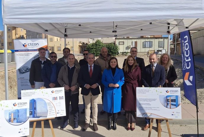 La consejera de Empresa, Empleo y Economía Social, Marisa López Aragón, visita las obras del nuevo laboratorio de construcción sostenible del Centro Tecnológico de la Construcción (Ctcon), en Fortuna