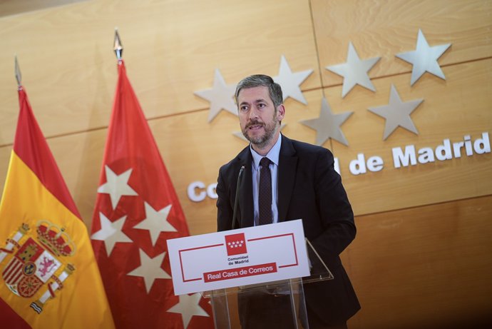 El consejero de Presidencia de la Comunidad de Madrid, Miguel Ángel García Martín, ofrece una rueda de prensa tras la ronda de reuniones de la presidenta de la Comunidad de Madrid, Isabel Díaz Ayuso con los grupos parlamentarios en la Asamblea de Madrid, 