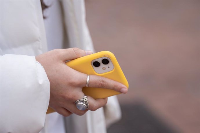 Archivo - Una persona usa el teléfono móvil, a 1 de febrero de 2024, en Barcelona, Catalunya (España). 