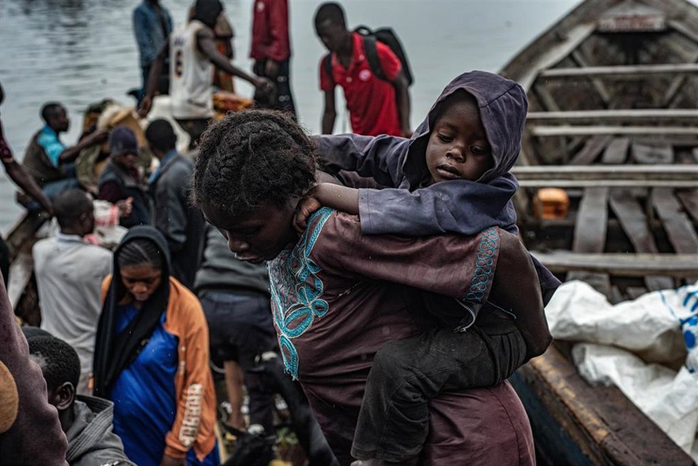 Desplazados llegan en barca al puerto de Nzulo, cerca de la ciudad de Goma, en medio de los combates entre el Ejército de República Democrática del Congo (RDC) y el grupo rebelde Movimiento 23 de Marzo (M23) en la provincia de Kivu Norte (archivo)