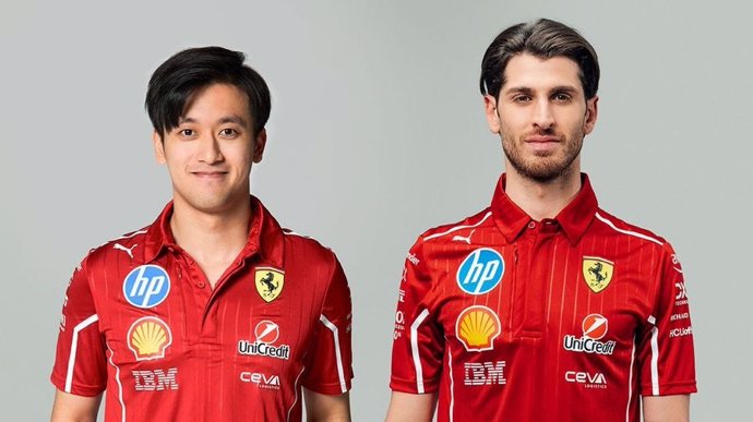 El piloto chino Guanyu Zhou y el italiano Antonio Giovinazzi, pilotos reserva de Ferrari en 2025.