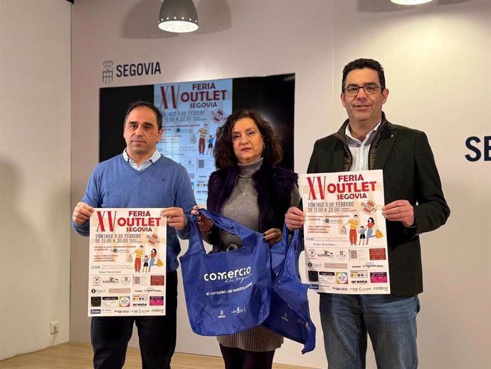El presidente de CAS, Alberto García, la comerciante Esther Delgado y el concejal de Comercio, José Luis Horcajo.