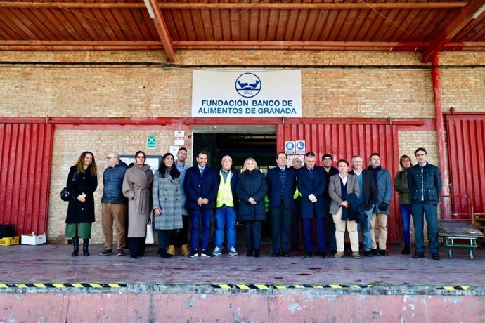 Presentación del nuevo espacio del Banco de Alimentos con la alcaldesa de Granada, Marifrán Carazo, en el centro en la imagen