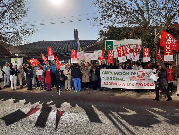UGT exige con una concentración el aumento de la plantilla en la Residencia de Mayores Parque Figueroa.