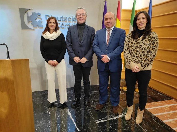 Duque (segundo por la dcha.) y García, tras la presentación del proyecto.