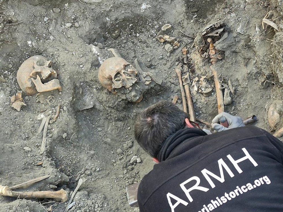 Trabajos sobre los primeros restos localizados de víctimas del fraquismo en una fosa común en el cementerio de Agrón (Granada)