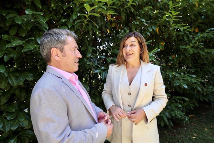 Archivo - La presidenta de Cantabria, María José Sáenz de Buruaga, y el alcalde de Cabezón de la Sal, Óscar López, en foto de archivo