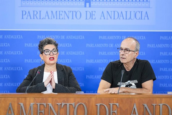 La presidenta del Grupo Parlamentario Mixto-Adelante Andalucía, Maribel Mora, este miércoles en rueda de prensa junto al doctor de la UCI del Hospital Juan Ramón Jiménez, Diego Mora. 