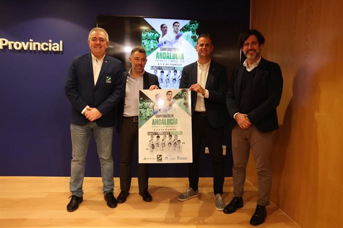 El vicepresidente y diputado provincial de Deportes Juan Rosas; el concejal de Deportes de Fuengirola Julio Rodríguez; y el presidente de la Federación Andaluza de Kárate Luis García Jiménez durante la presentación del campeonato.
