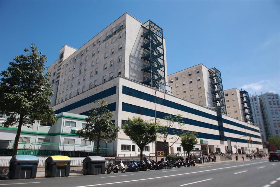 Archivo - Andalucía.- El Hospital Puerta del Mar limpia conductos de un bloque quirúrgico por la aparición de hongos patógenos