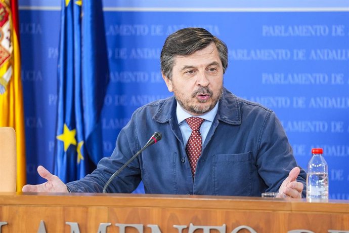 El portavoz del Grupo Parlamentario Popular, Toni Martín, durante la ronda de ruedas de prensa de portavoces de los grupos parlamentarios en el Parlamento de Andalucía, a 5 de febrero de 2025 en Sevilla (Andalucía, España). Los portavoces de los grupos pa