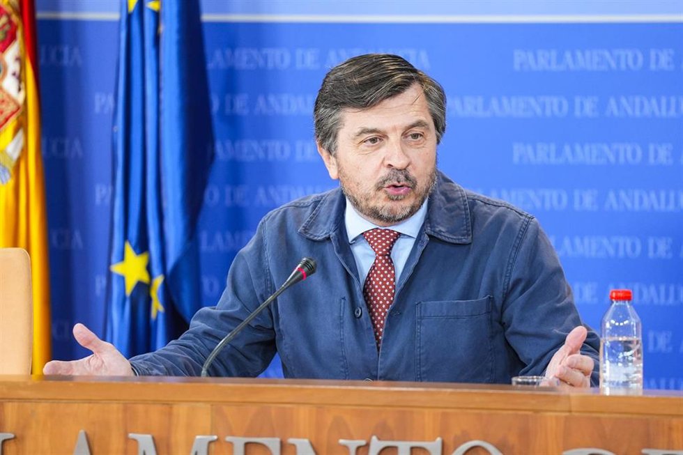 El portavoz del Grupo Parlamentario Popular, Toni Martín, durante la ronda de ruedas de prensa de portavoces de los grupos parlamentarios en el Parlamento de Andalucía, a 5 de febrero de 2025 en Sevilla (Andalucía, España). Los portavoces de los grupos 