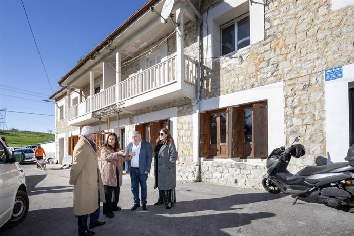 La consejera de Inclusión Social, Juventud, Familias e Igualdad, Begoña Gómez del Río, visita las obras del centro comunitario de Udías.
