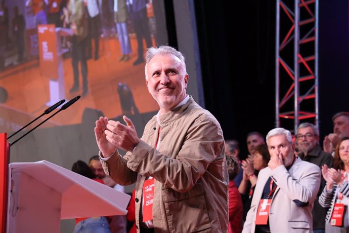 El secretario general del PSOE de Canarias y ministro de Política Territorial y Memoria Democrática, Ángel Víctor Torres, durante la clausura del 15 Congreso regional del PSOE de Canarias,, a 26 de enero de 2025, en Adeje, Tenerife, Canarias (España).