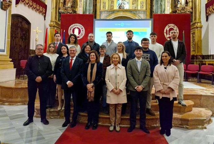 En la imagen, los miembros del nuevo Consejo de Estudiantes de la UCAM con la presidenta de la Universidad , la rectora, el vicerrector de Calidad y el capellán mayor.
