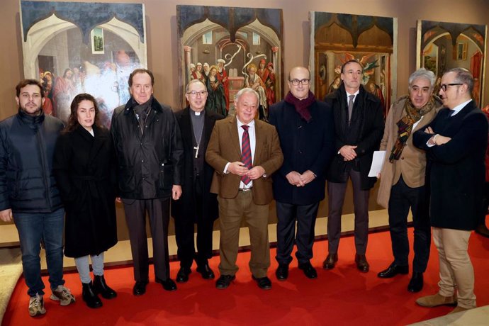 El consejero de Cultura, Gonzalo Santonja, acompañado de otras autoridades e impulsores de la renovación de las Tablas
