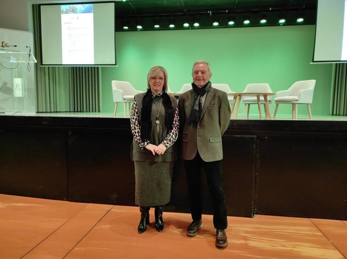 Tatiana Pozo y Manuel Albea en la inauguración de la jornada sobre el futuro del alumbrado solar.