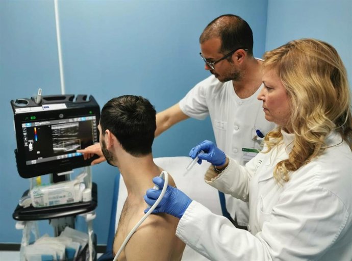 Atención a un paciente en el servicio de Medicina Física y Rehabilitación del Hospital de Valme