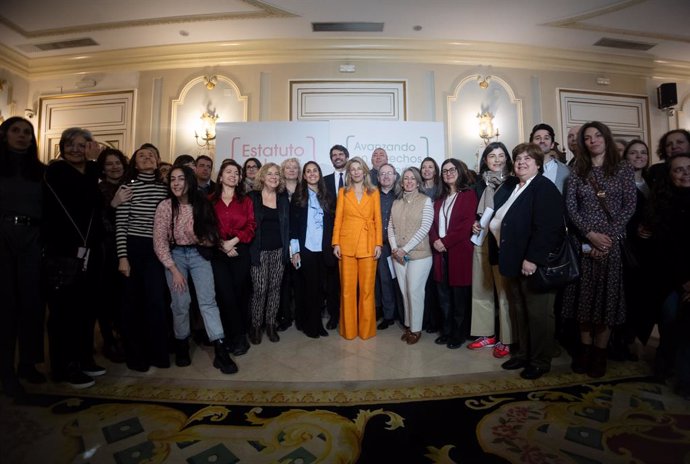 El ministro de Cultura, Ernest Urtasun, junto a la vicepresidenta segunda, Yolanda Díaz, con representantes del sector de las artes escénicas, audiovisuales y musicales, en el Museo del Romanticismo, a 5 de febrero de 2025, en Madrid (España).