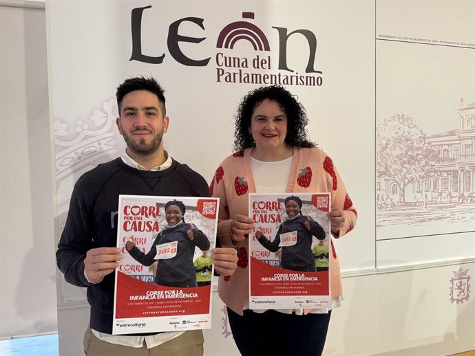 El delegado de Entreculturas en León junto a la concejala de Bienestar Social del Ayuntamiento.