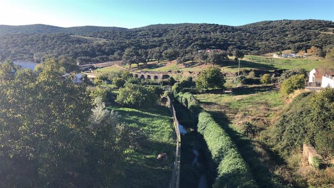 Archivo - Vista a la sierra desde Arroyomolinos de León.