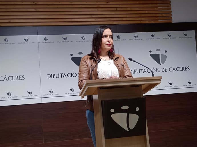 La Diputada de Medio Ambiente de la Diputación de Cáceres, Angélica García, en rueda de prensa