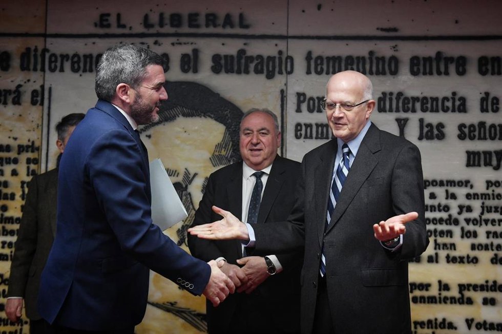 El presidente de la comisión, Antonio Luengo Zapata (i) y el expresidente del Centro de Investigaciones Sociológicas (CIS) Félix Requena Santos (d), a su llegada a comparecer ante la Comisión de Investigación sobre la gestión del Presidente del Centro d