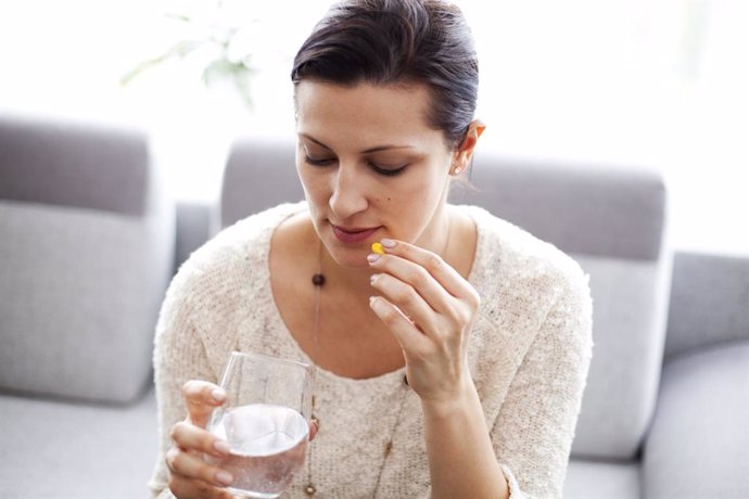 Archivo - Mujer tomando un medicamento.