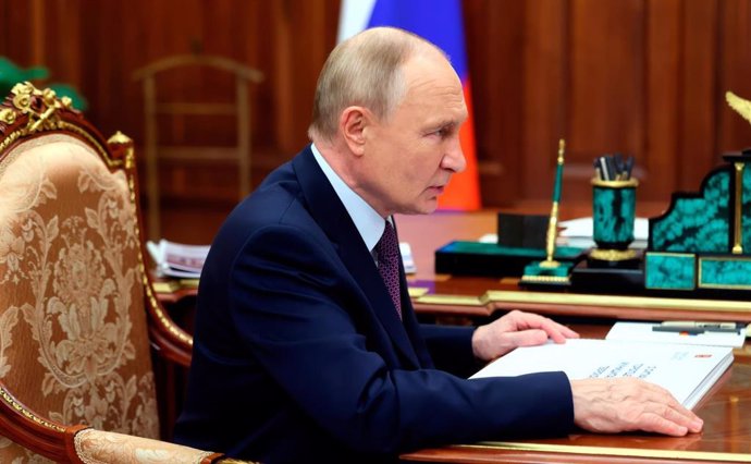 El presidente de Rusia, Vladimir Putin, durante una reunión en el Kremlin con el gobernador de la región de Tver, Igor Rudenia (archivo)