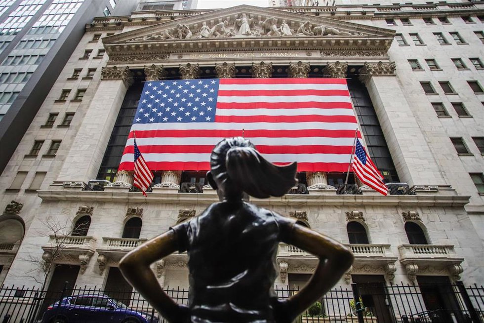 Archivo - 31 March 2020, US, New York: The USflag hangs from the facade of the New York Stock Exchange.