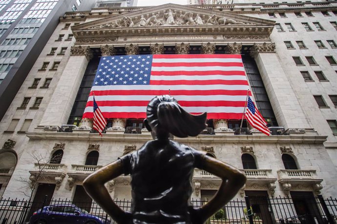 Archivo - 31 March 2020, US, New York: The US flag hangs from the facade of the New York Stock Exchange.