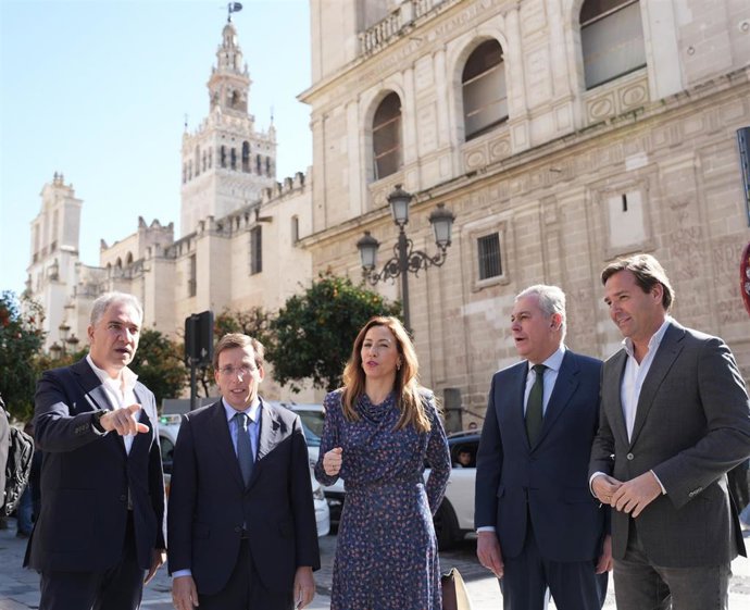 Elías Bendodo, José Luis Martínez-Almeida, Natalia Chueca, José Luis Sanz y Antonio Repullo, en un paseo por el centro de la ciudad tras presentar en la sede del PP-A el I Foro de Grandes Ciudades.