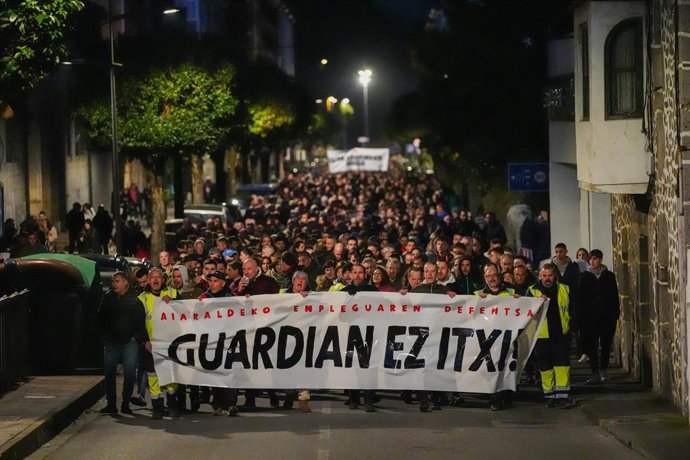 Manifestación contra el cierre de la empresa Guardian en Llodio