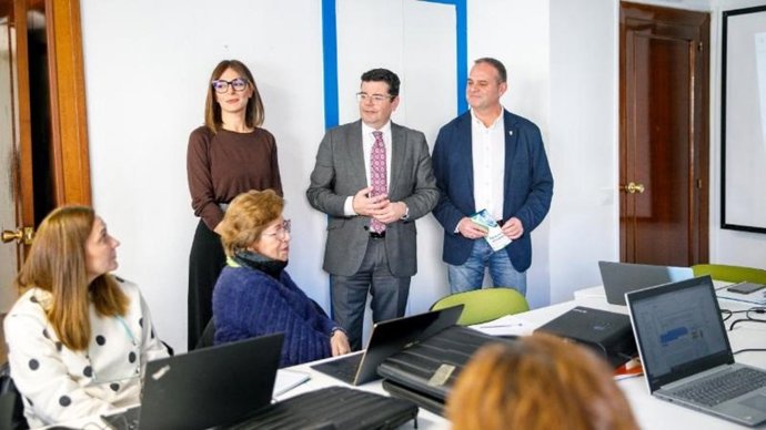 El consejero de Hacienda, Gobernanza Pública, Sociedad Digital y Portavocía, Alfonso Domínguez, inaugura la sede formativa de ‘Digitalízate con La Rioja’