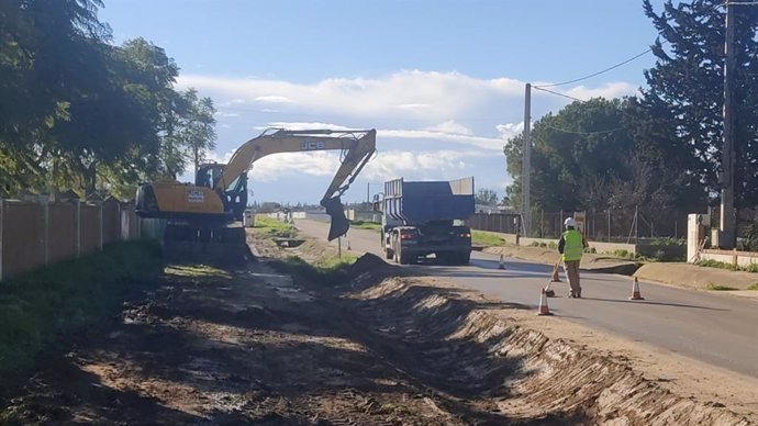 Trabajos de limpieza en la carretera del Marquesado el pasado mes de diciembre.