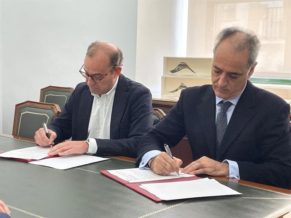 El alcalde de Cáceres, Rafael Mateos, y el presidente de la empresa constructora Pronorba, Alberto Pereira,firman una permuta de terrenos para ampliar el polígono de Capellanías