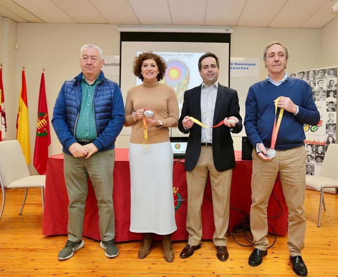 Concejala de Participación Ciudadana, Mayte Martínez, acompañada del secretario de la RFETA, Rifaat Chabouk, así como del presidente de la Federación de Tiro con Arco de CyL, y vicepresidente primero de la RFETA, José María Rioja