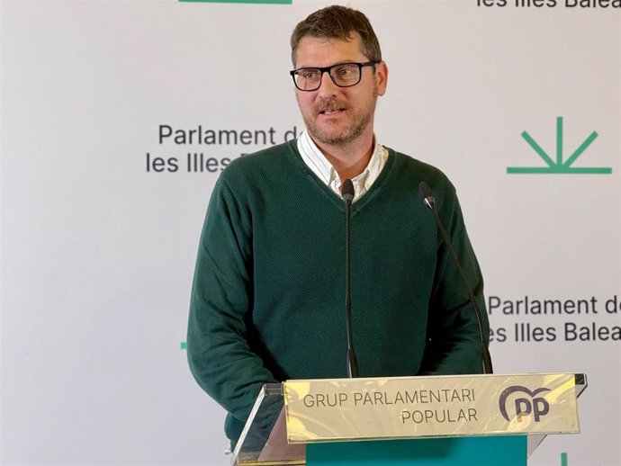 El portavoz del PP en el Parlament, Sebastià Sagreras, en rueda de prensa.