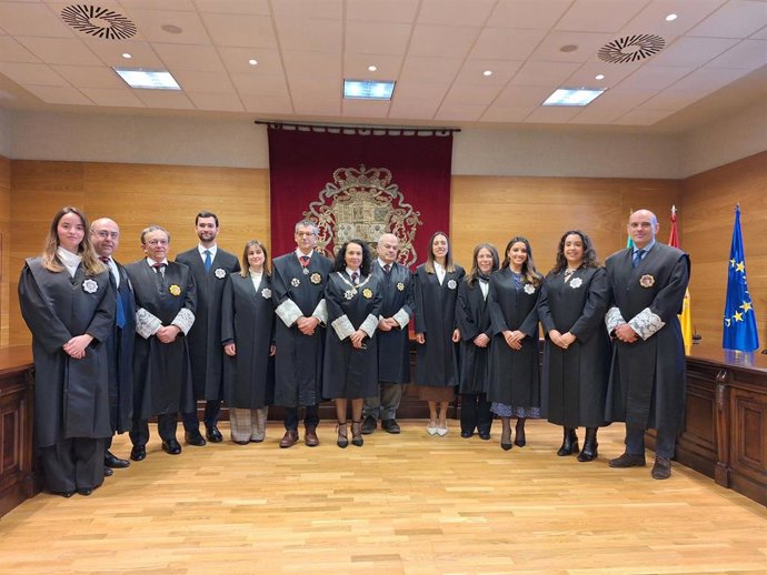 Foto de familia tras el juramento de siete nuevos jueces que se incorporan a los juzgados extremeños