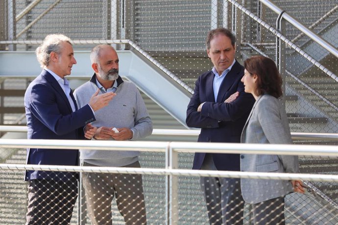 La directora ejecutiva del Centro Botín, Fátima Sánchez, con representantes de Roche Farma