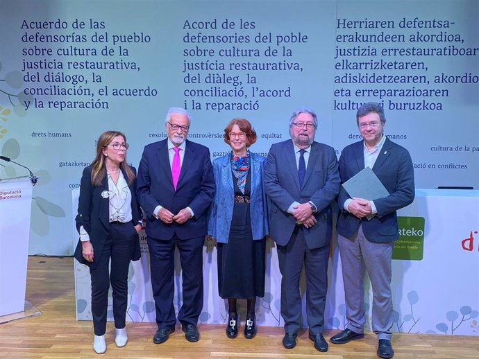 Los cinco defensores del pueblo que han firmado el 'Acuerdo de las defensorías sobre la cultura de la justicia restaurativa, el diálogo, la conciliación, el acuerdo y la reparación'