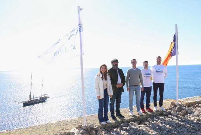 Dos banderas ondean en sa Dragonera para conmemorar el 30 aniversario de su declaración como parque natural.