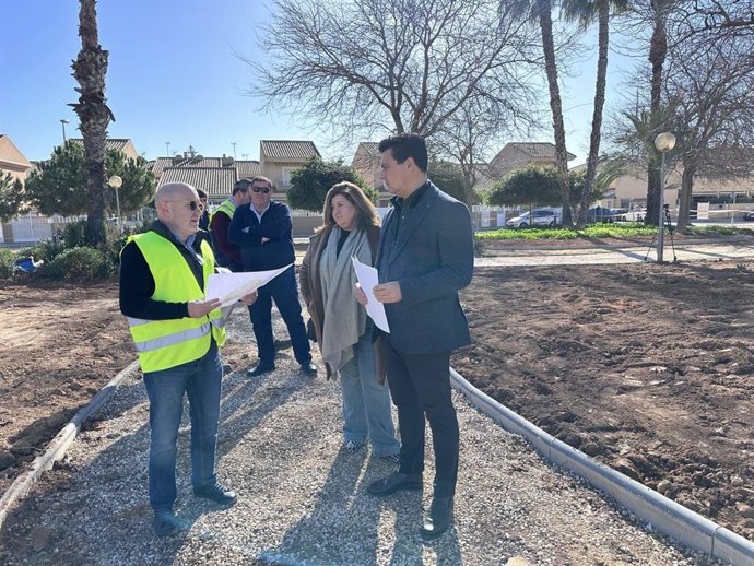 El alcalde, José Miguel Luengo, y la concejala de Servicios Comunitarios, María Dolores Ruiz, han visitado este miércoles las obras en el nuevo parque