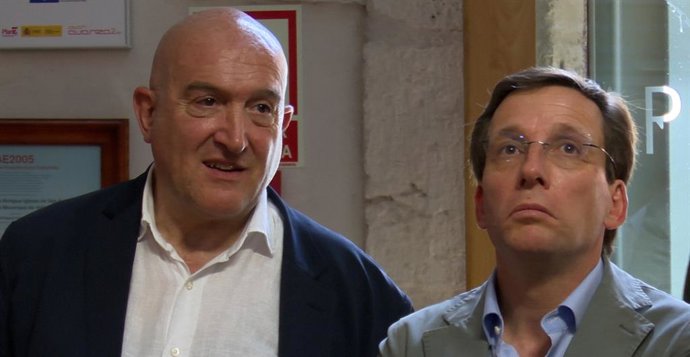 Archivo - El alcalde de Madrid, José Luis Martínez-Almeida (dcha), junto al regidor de Valladolid, Jesús Julio Carnero en una visita del primero a Valladolid en el verano de 2024.