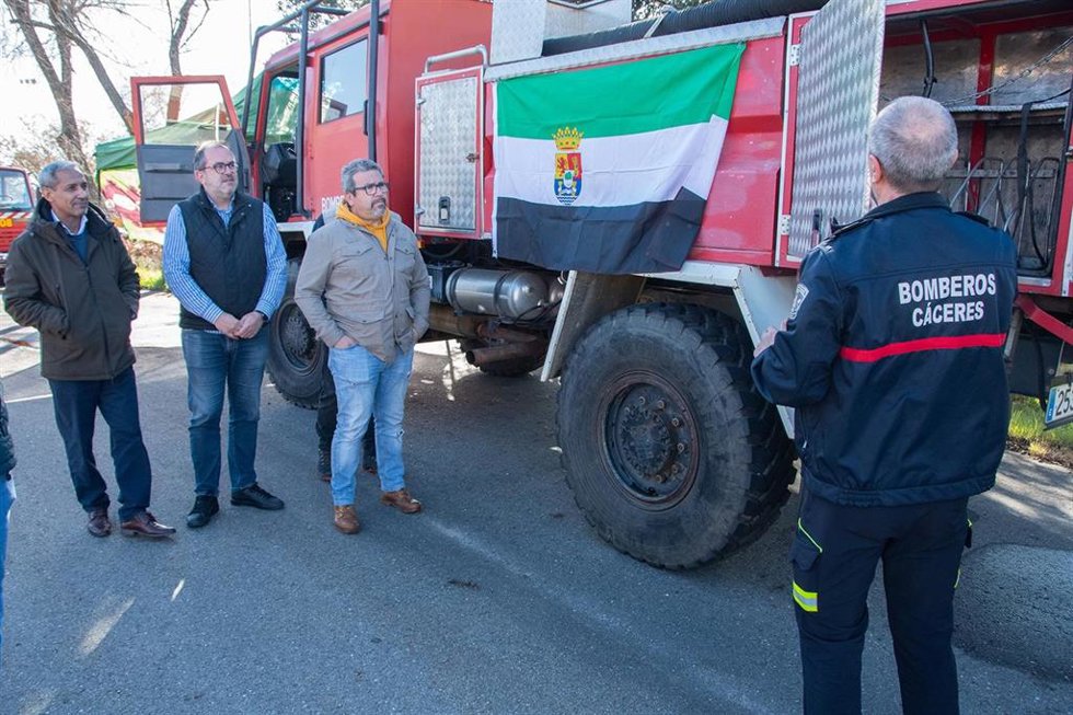 Donación de un caminón cisterna del Sepei para transportar agua potable en los campamentos saharauis
