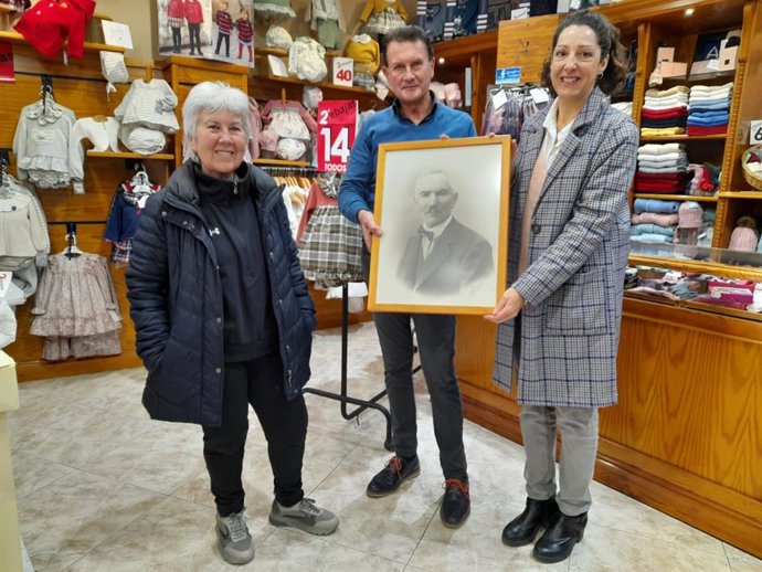 Ana Mata (d), en la tienda Donato.